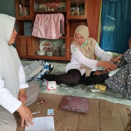 Dekatkan Layanan Kesehatan, Puskesmas Mataraman dan Kader Kunjungi Lansia Gunung Ulin